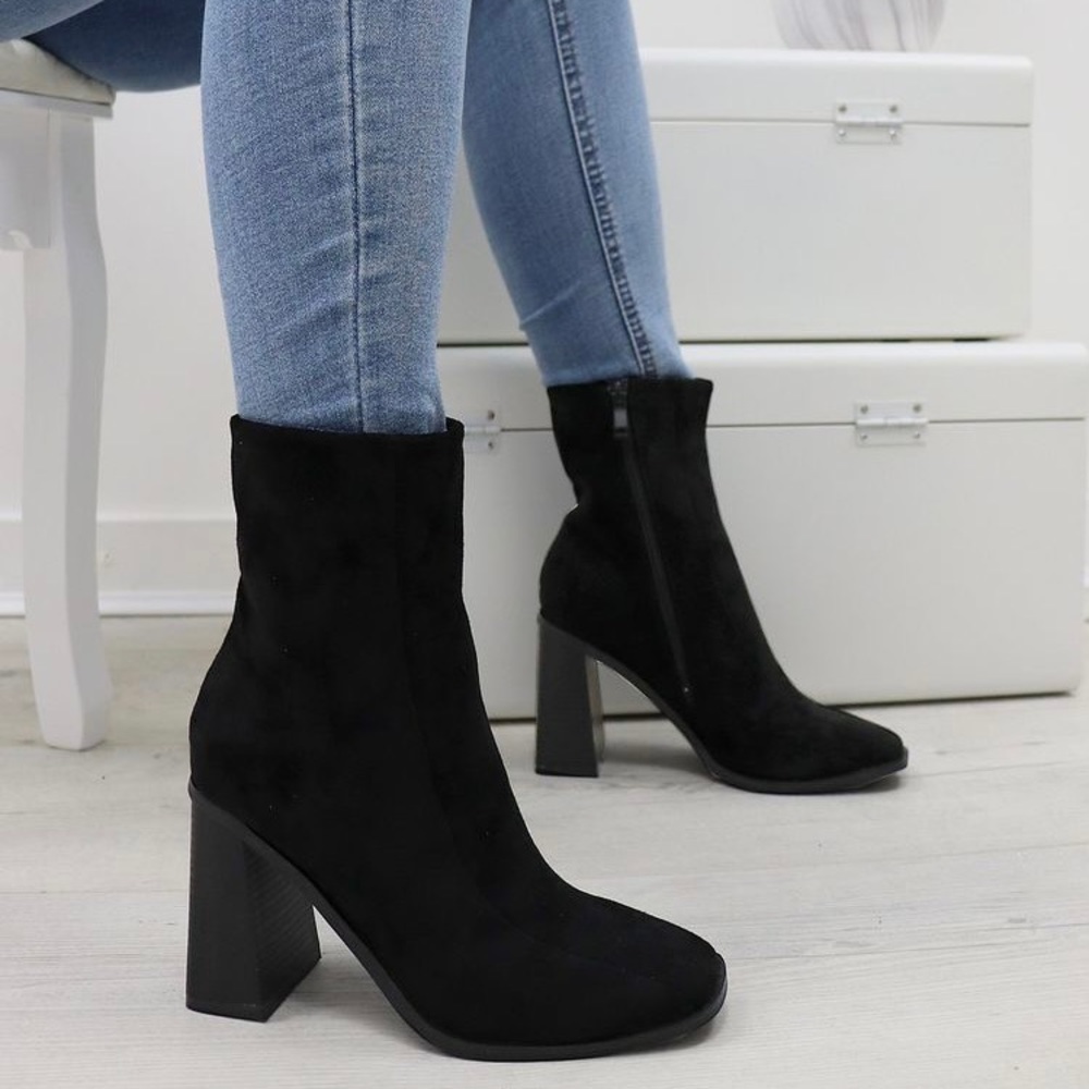 Vintage Simard suede square-toe heeled ankle boots. 🖤